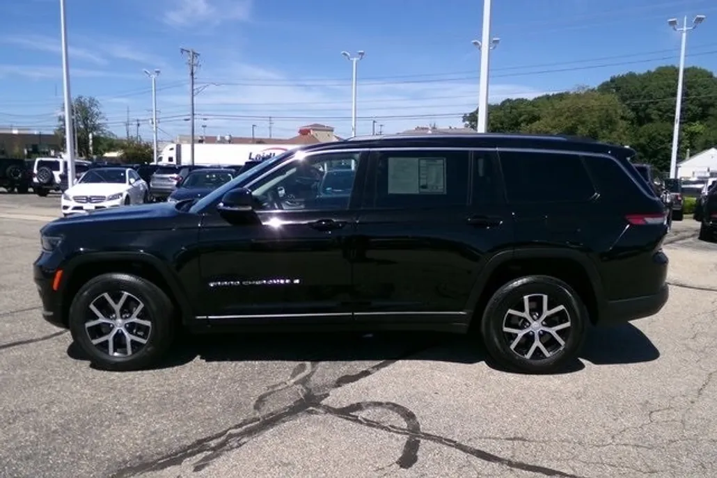 2023 Jeep Grand Cherokee Limited photo 1