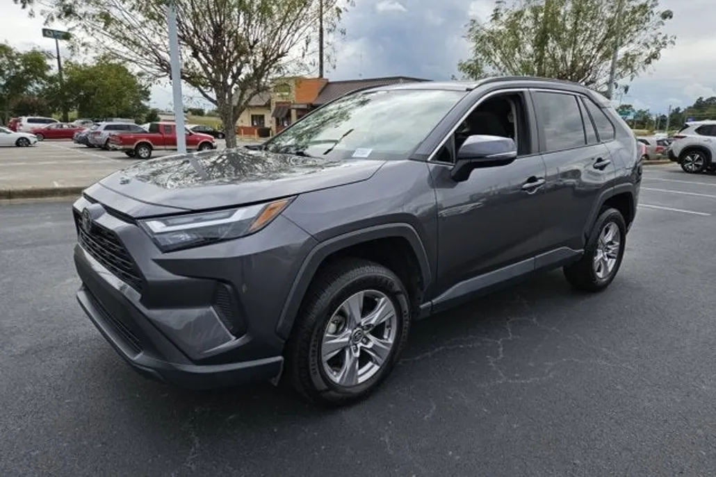 2022 Toyota RAV4 XLE photo 1
