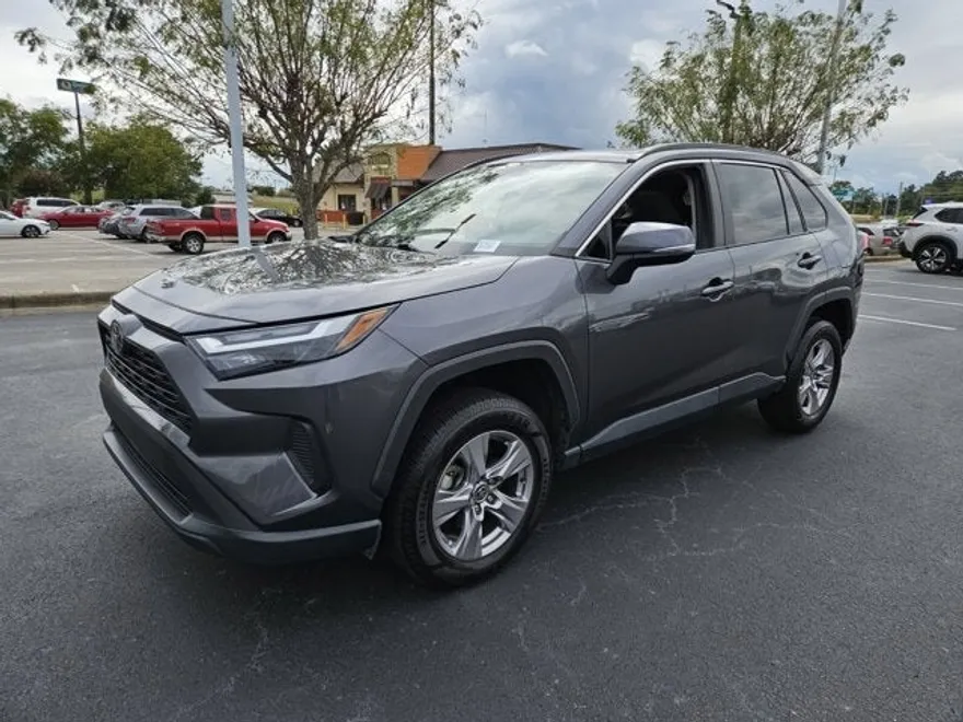 2022 Toyota RAV4 XLE photo 1