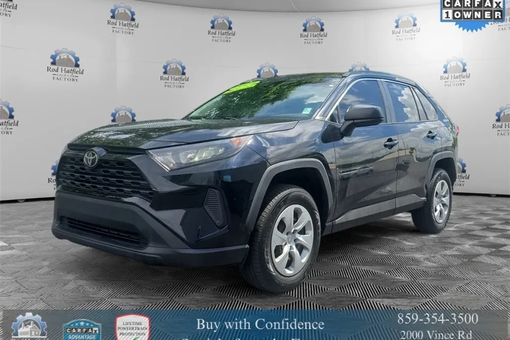 2021 Toyota RAV4 LE photo 1