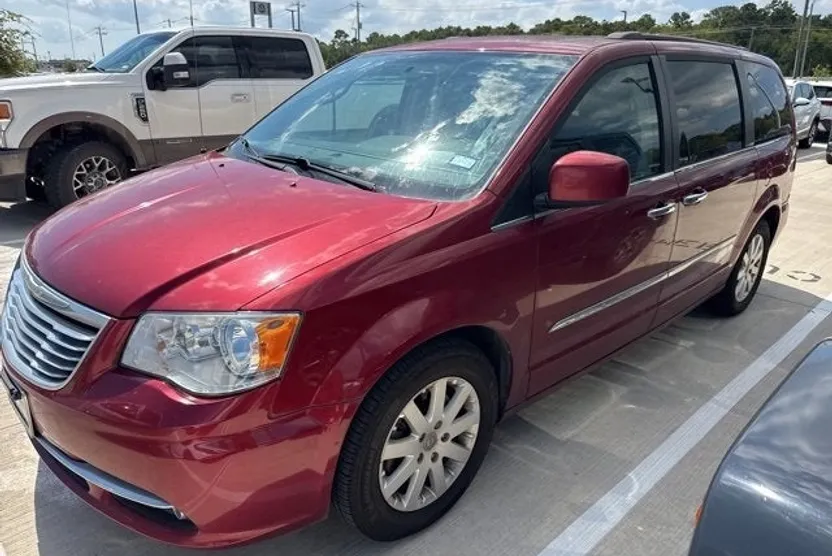 2016 Chrysler Town & Country Touring photo 1