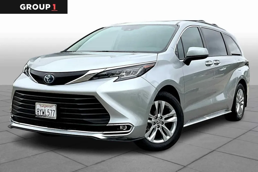 2022 Toyota Sienna XLE photo 1