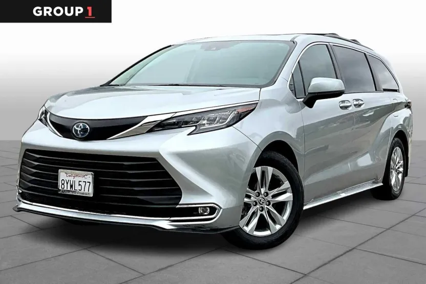 2022 Toyota Sienna XLE photo 1