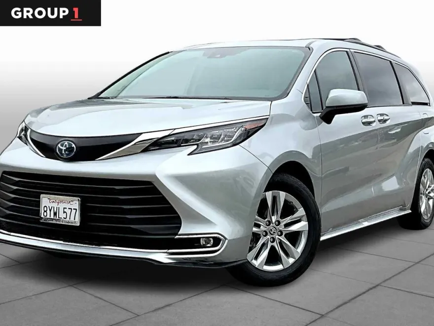 2022 Toyota Sienna XLE photo 1