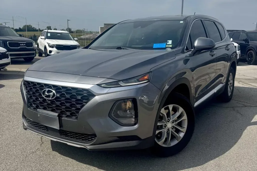 2019 Hyundai Santa Fe SE photo 1