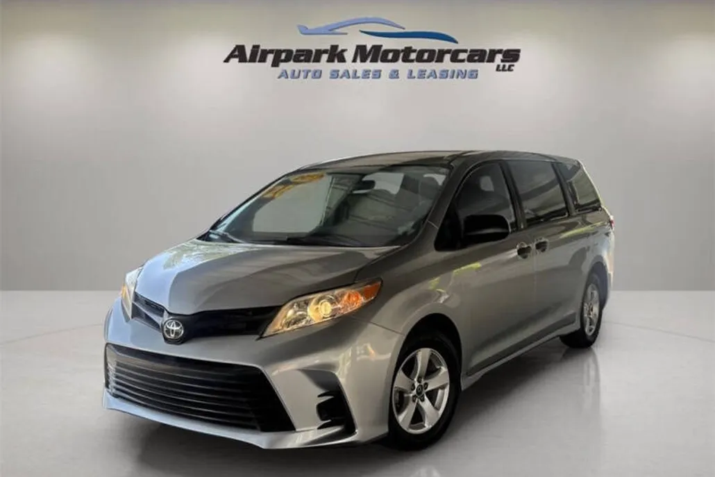 2019 Toyota Sienna L photo 1