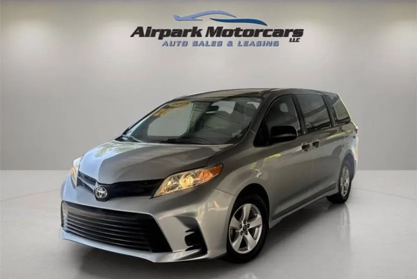 2019 Toyota Sienna L photo 1