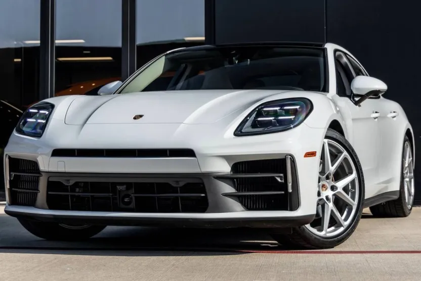 2025 Porsche Panamera 4 photo 1