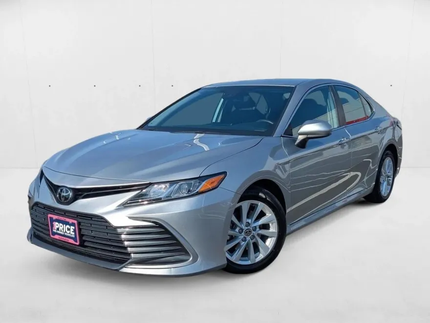 2023 Toyota Camry LE photo 1