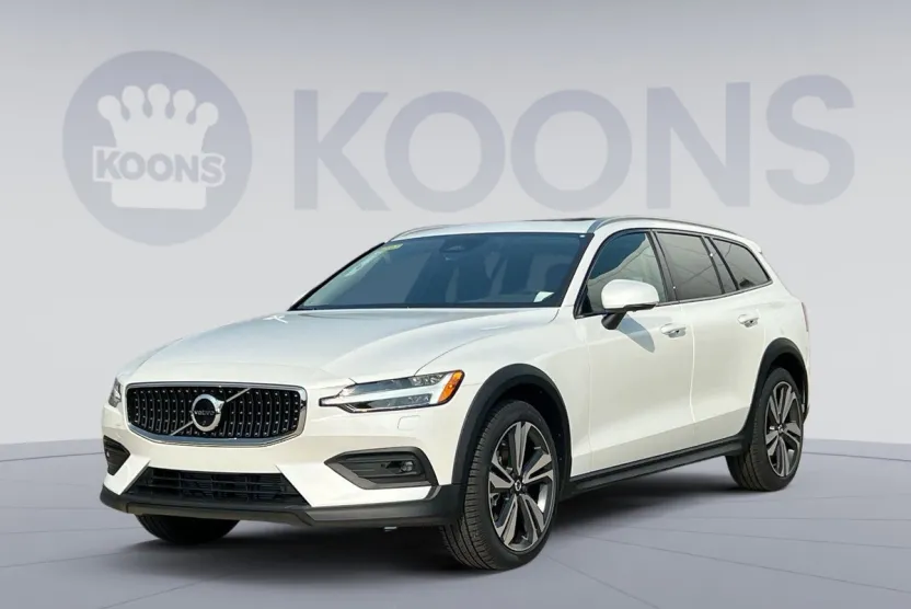 2025 Volvo V60 Cross Country B5 Plus photo 1