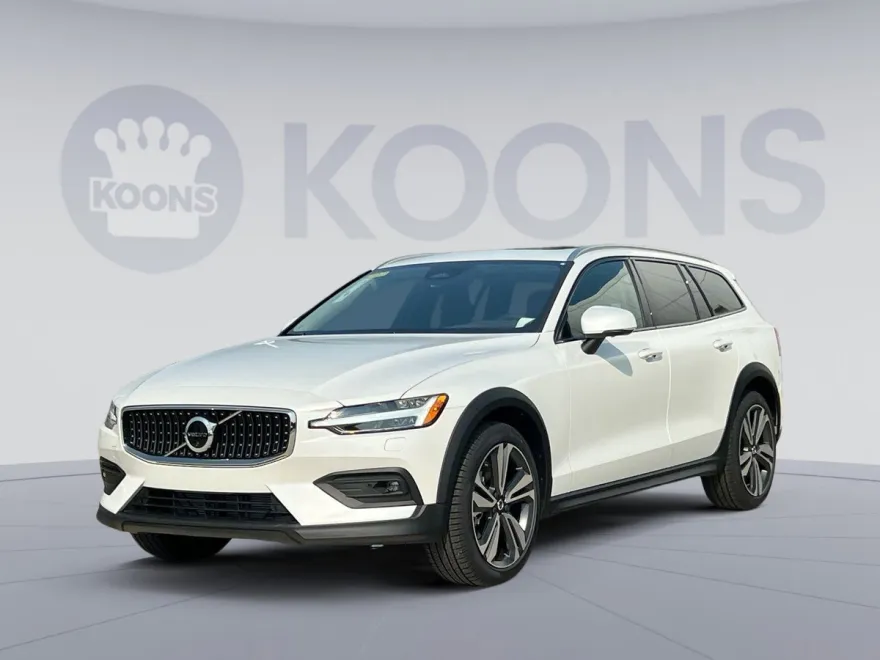 2025 Volvo V60 Cross Country B5 Plus photo 1