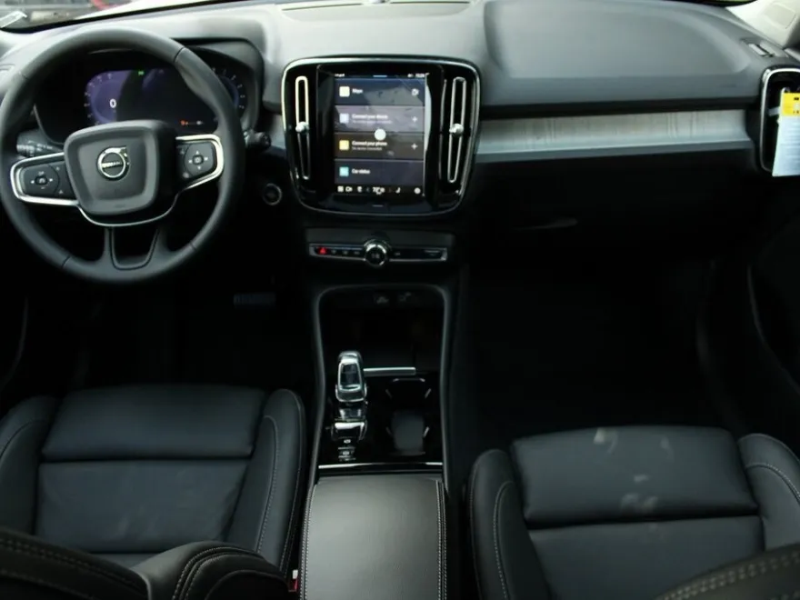 2025 Volvo XC40 Plus photo 2