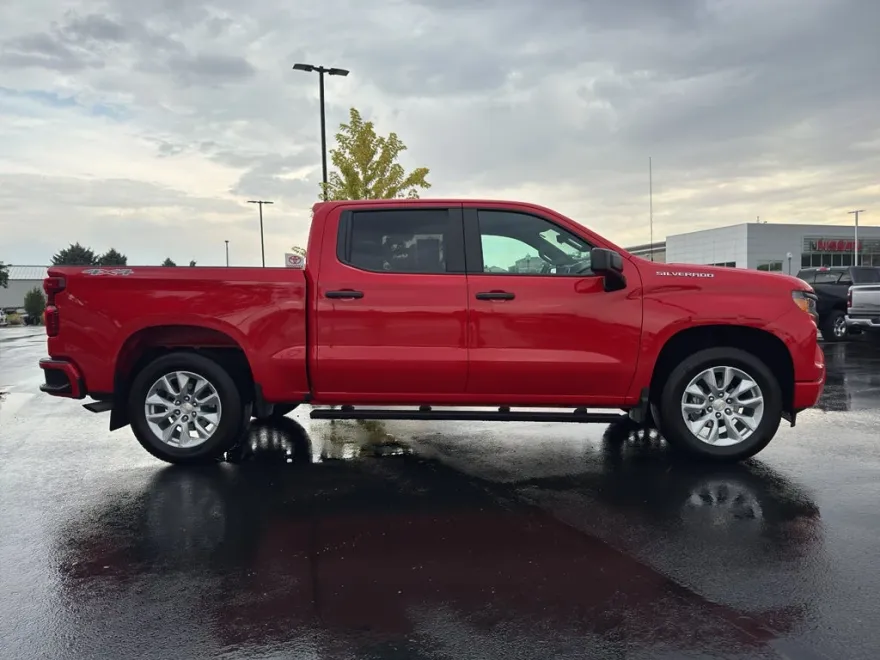 2022 Chevrolet Silverado Custom photo 1
