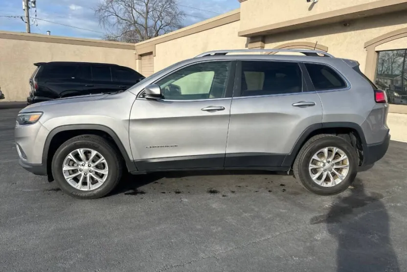 2019 Jeep Cherokee Latitude photo 1