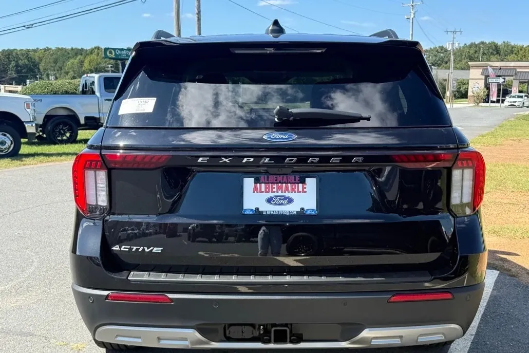 2025 Ford Explorer photo 1