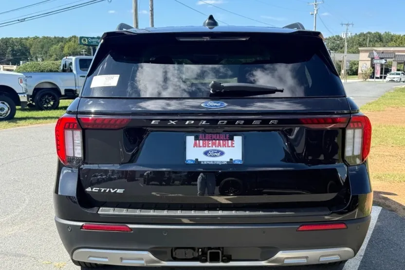 2025 Ford Explorer photo 1