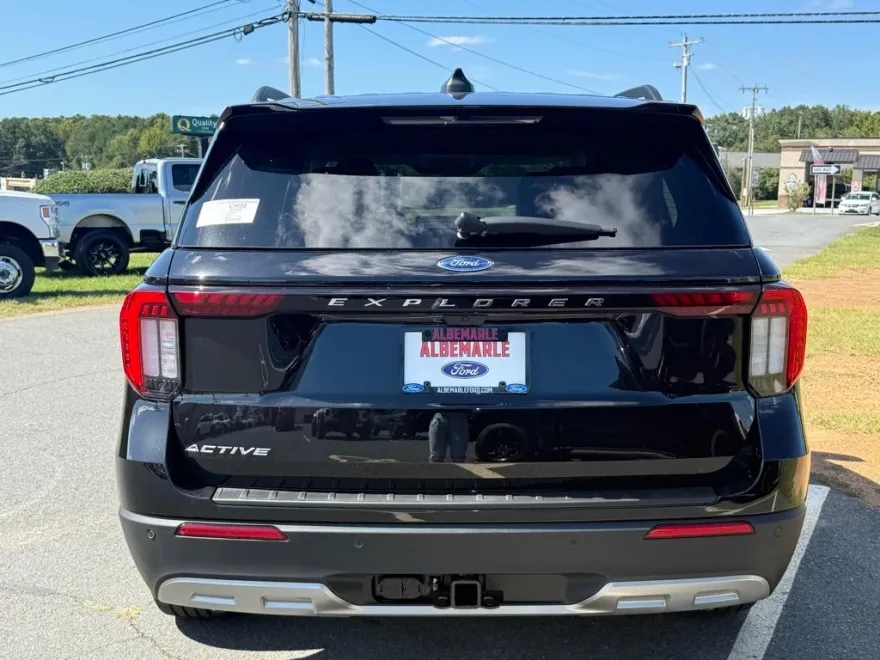 2025 Ford Explorer photo 1