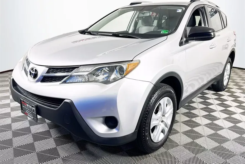2015 Toyota RAV4 LE photo 1