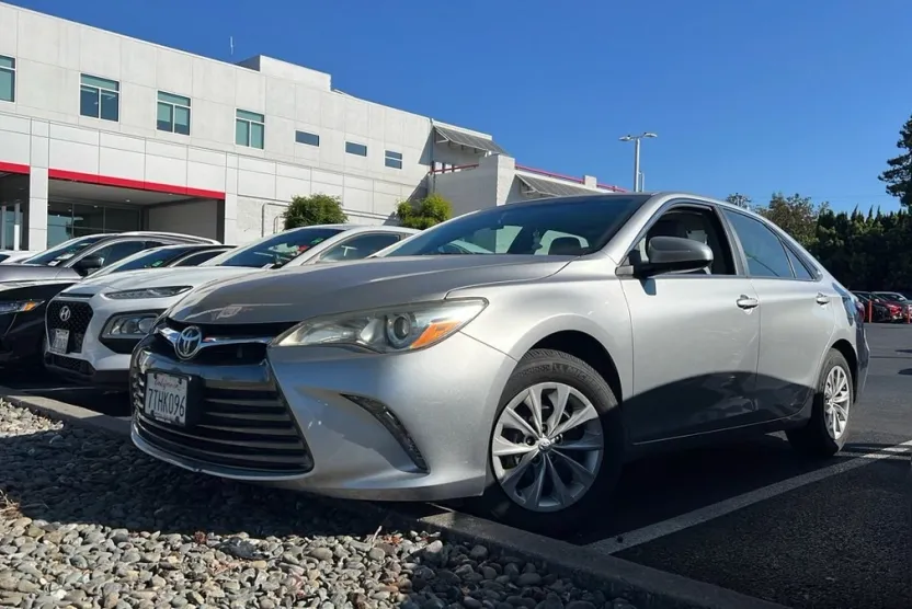 2016 Toyota Camry LE photo 1