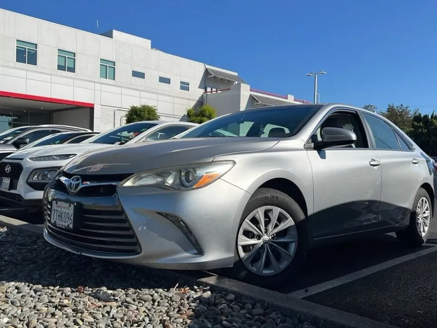 2016 Toyota Camry LE photo 1