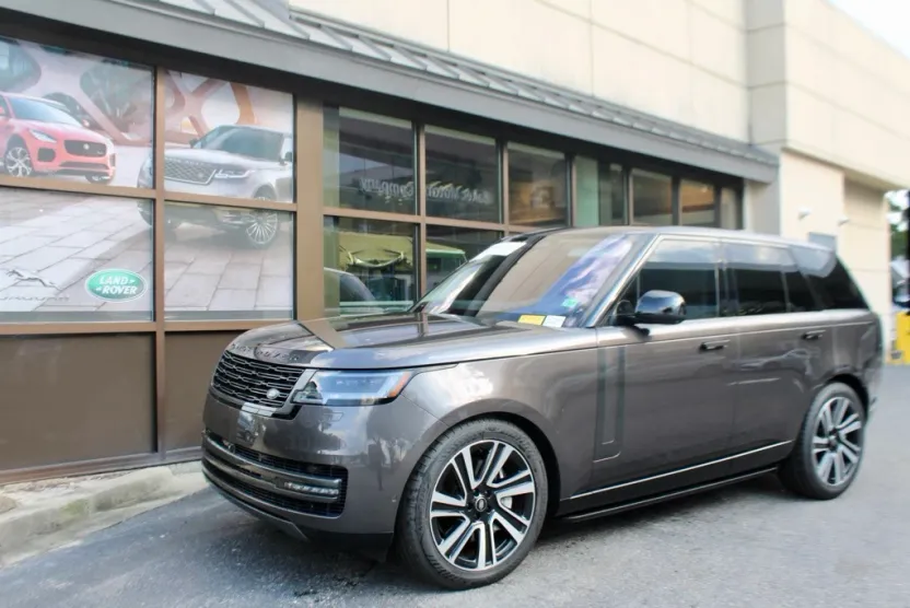 2023 Land Rover Range Rover SE photo 1