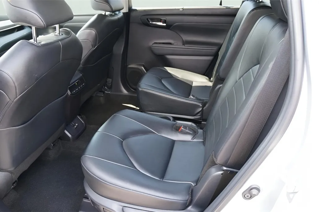 2024 Toyota Highlander Platinum photo 1