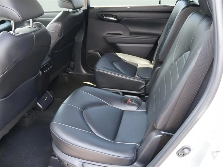 2024 Toyota Highlander Platinum photo 1