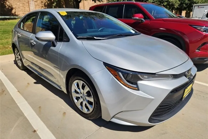 2024 Toyota Corolla LE photo 1