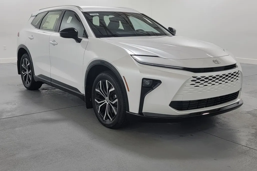 2025 Toyota Crown Signia XLE photo 1
