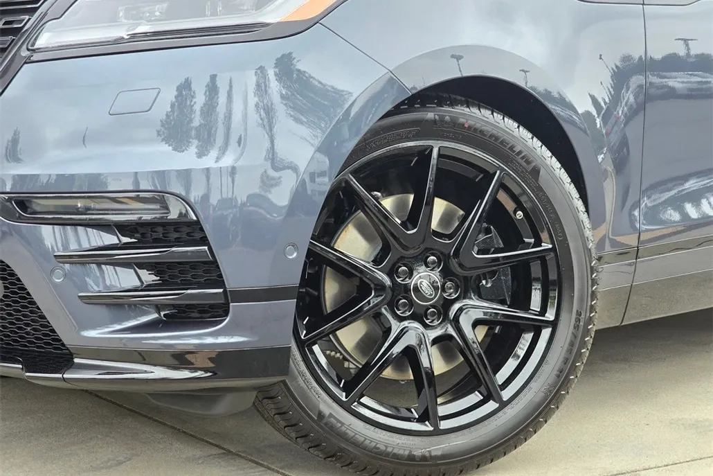 2026 Land Rover Range Rover Velar SE photo 1