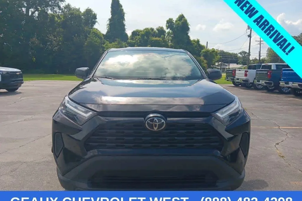 2023 Toyota RAV4 LE photo 1