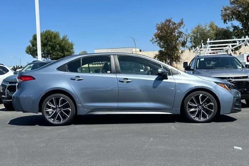 2022 Toyota Corolla SE photo 1