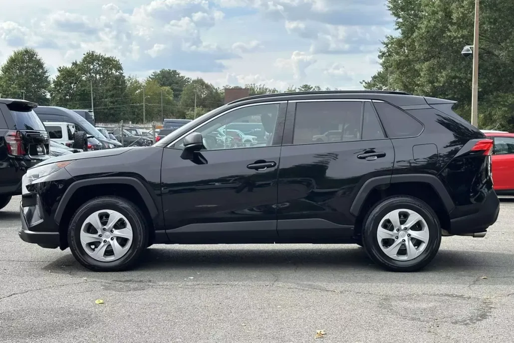 2020 Toyota RAV4 LE photo 1