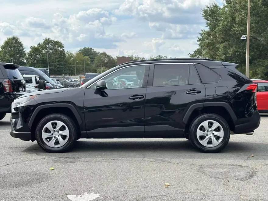 2020 Toyota RAV4 LE photo 1