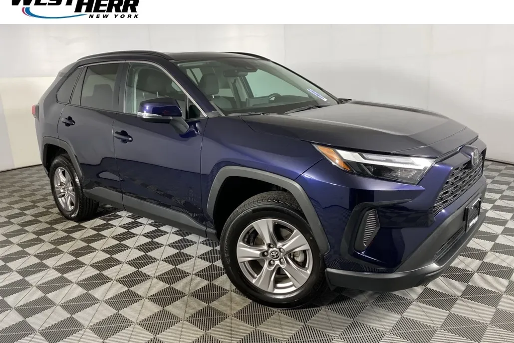 2022 Toyota RAV4 XLE photo 1