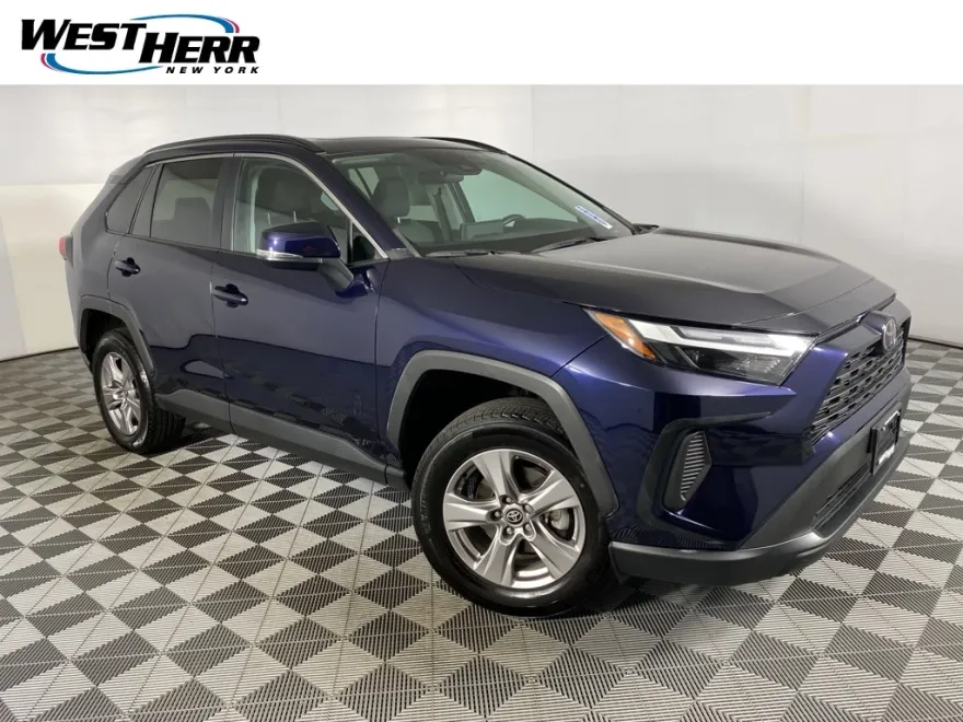 2022 Toyota RAV4 XLE photo 1