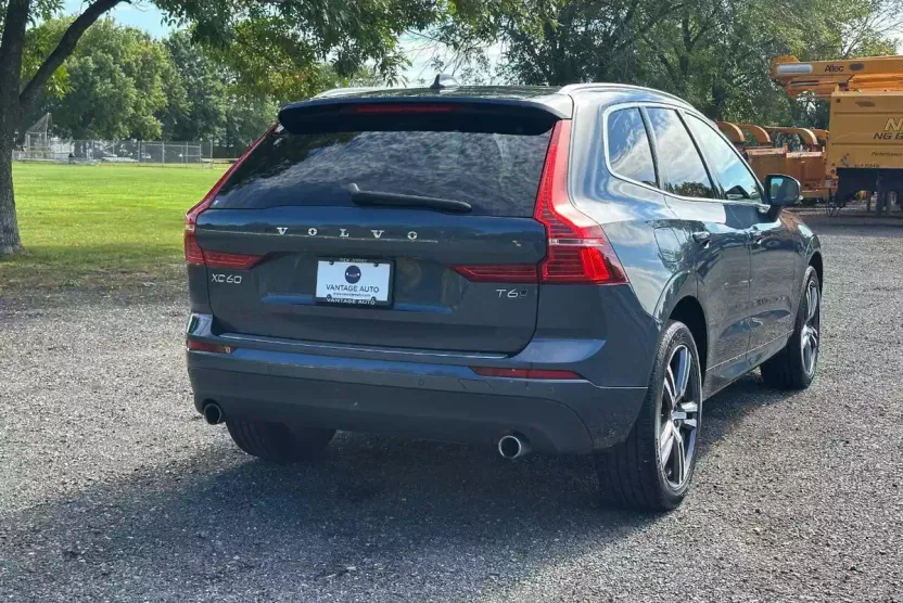 2020 Volvo XC60 Momentum photo 1