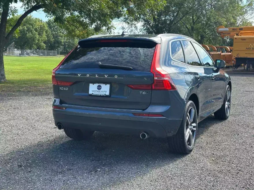 2020 Volvo XC60 Momentum photo 1