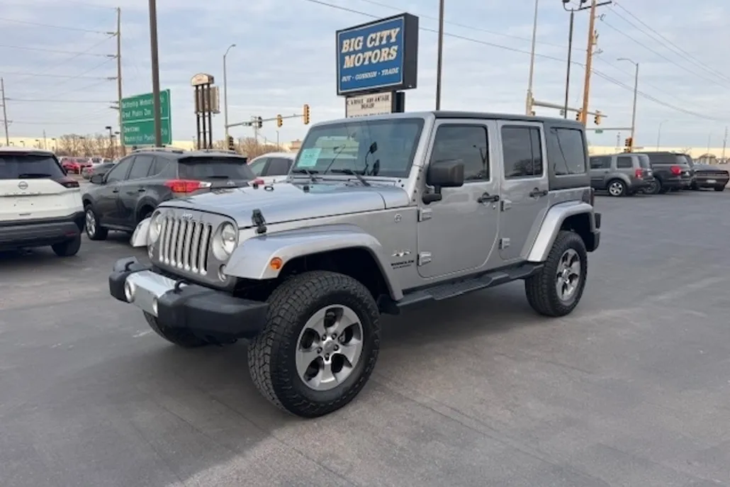 2016 Jeep Wrangler Unlimited Sahara photo 1