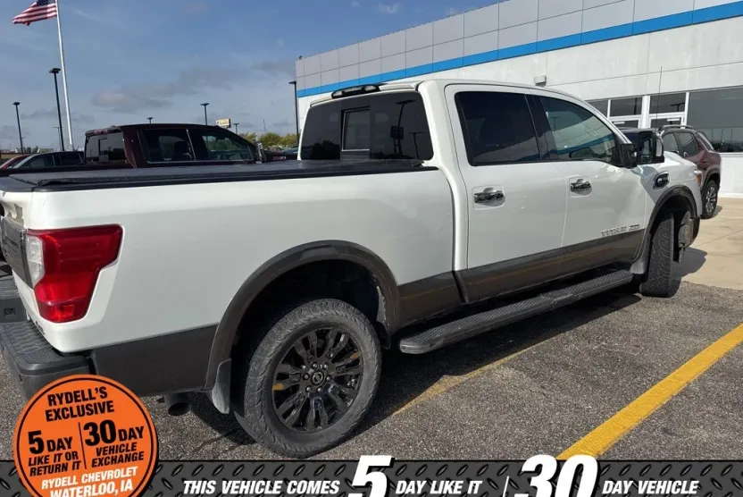2017 Nissan Titan Platinum Reserve photo 1