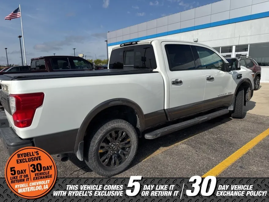 2017 Nissan Titan Platinum Reserve photo 1