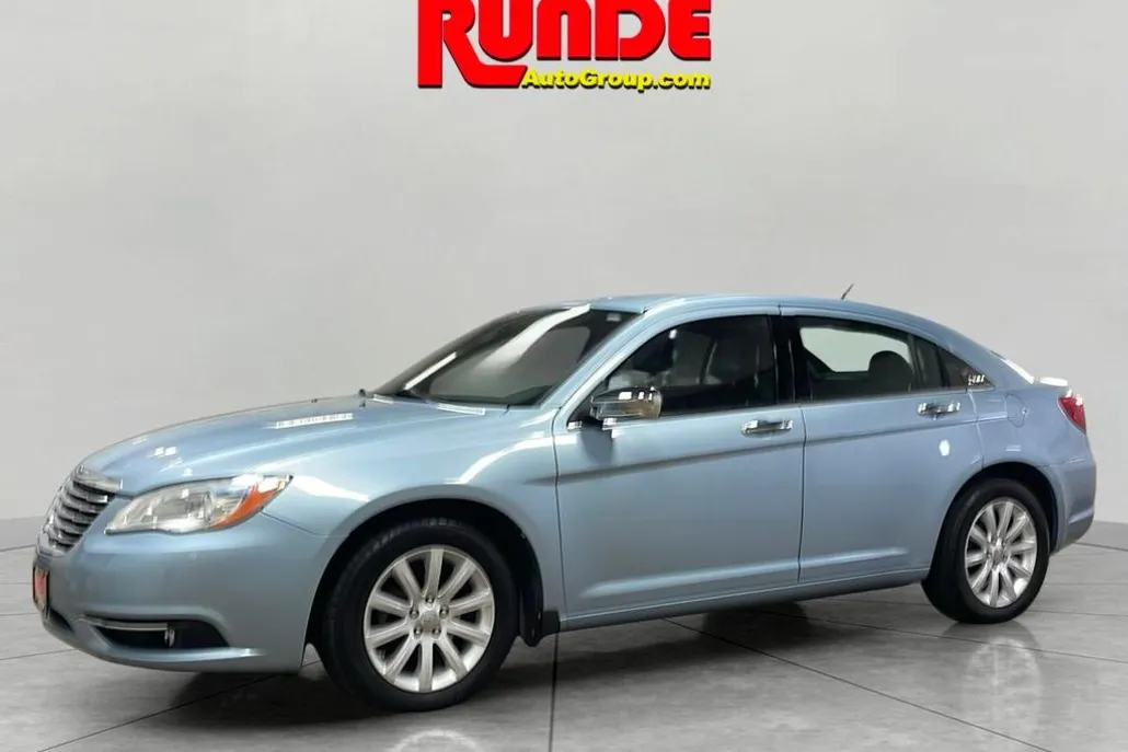 2013 Chrysler 200 Limited photo 1