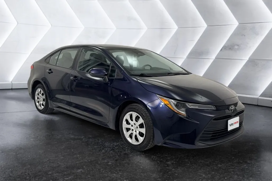 2023 Toyota Corolla LE photo 1