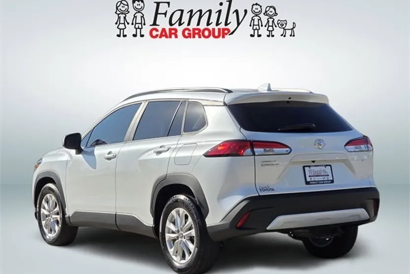 2023 Toyota Corolla Cross LE photo 1