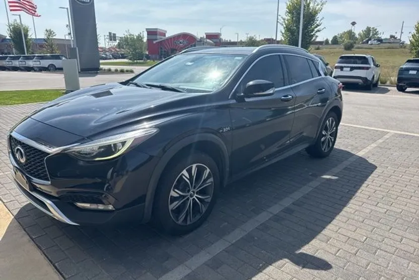2017 Infiniti QX30 Premium photo 1