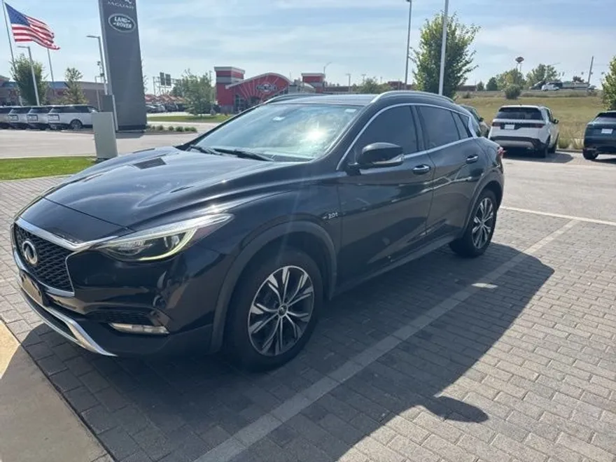 2017 Infiniti QX30 Premium photo 1