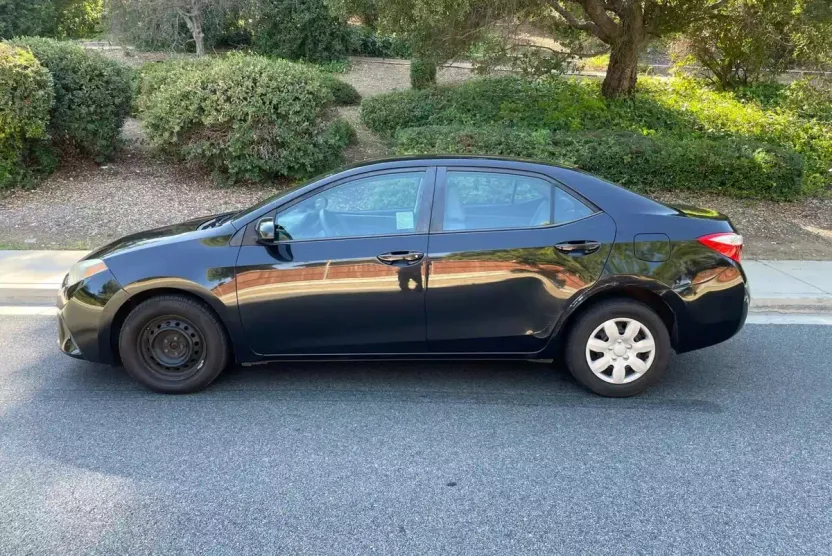 2016 Toyota Corolla LE photo 1