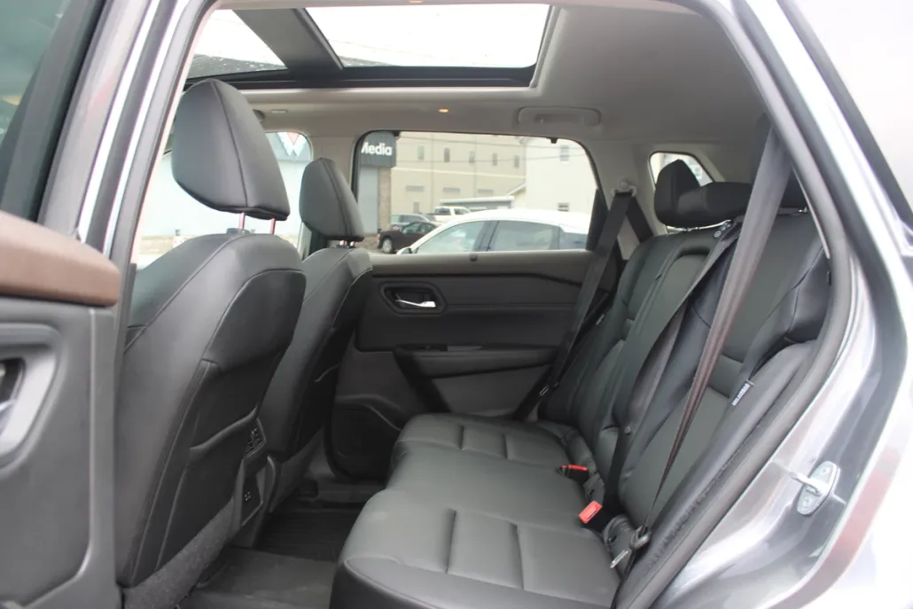 2022 Nissan Rogue SV photo 1