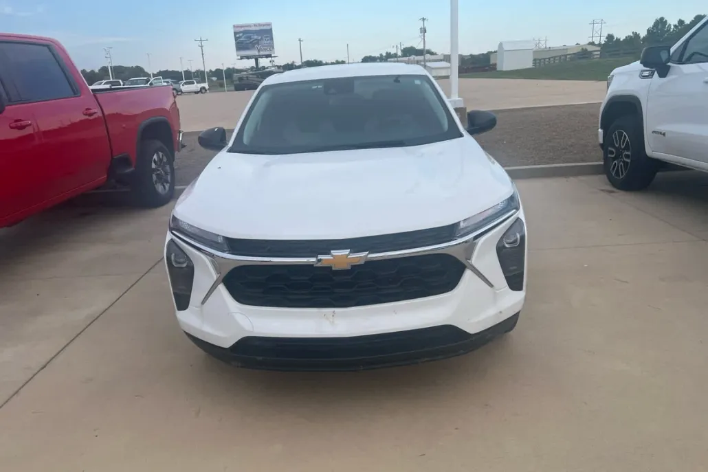 2024 Chevrolet Trax LS photo 1