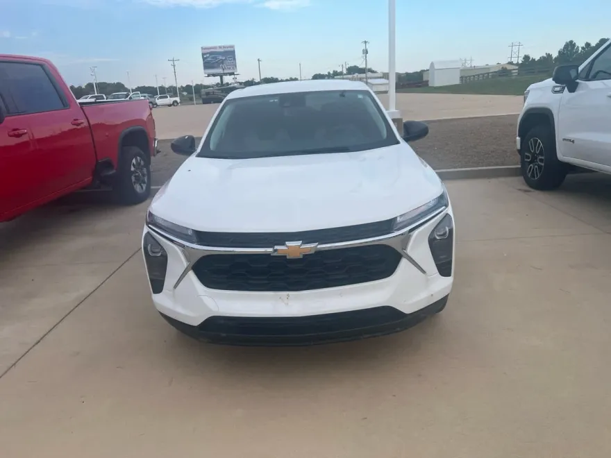 2024 Chevrolet Trax LS photo 1